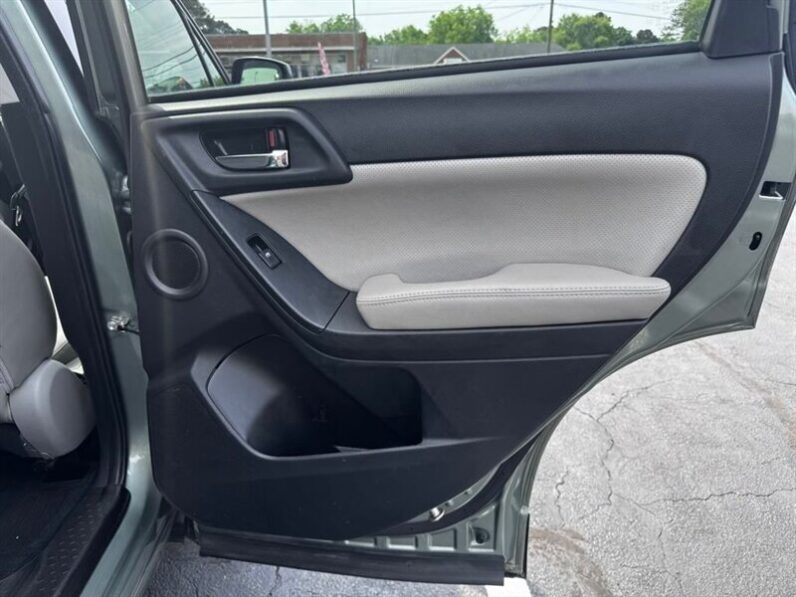 
								2015 Subaru Forester 2.5i Limited full									