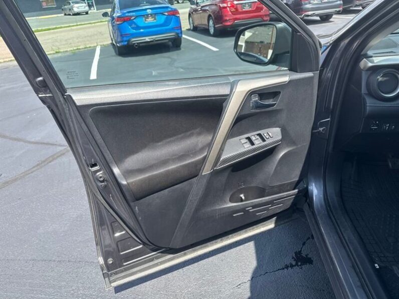 
								2014 Toyota RAV4 XLE full									
