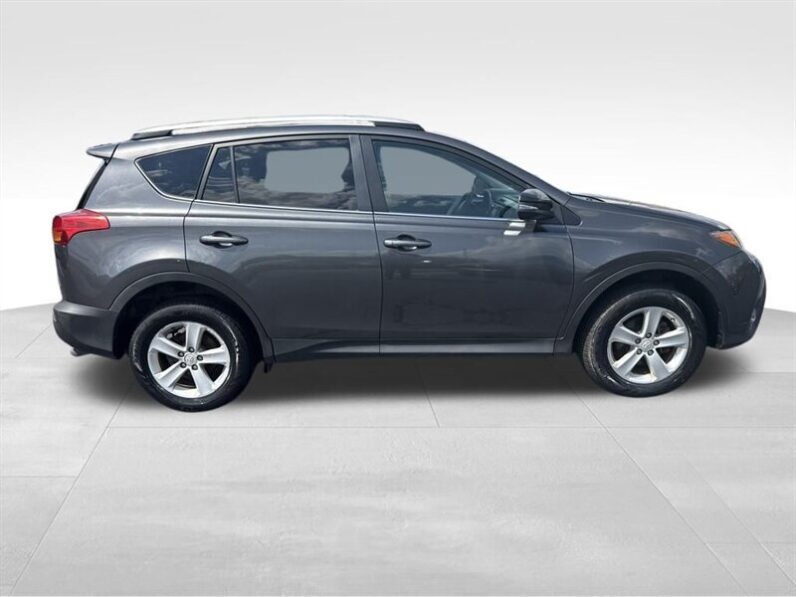 
								2014 Toyota RAV4 XLE full									