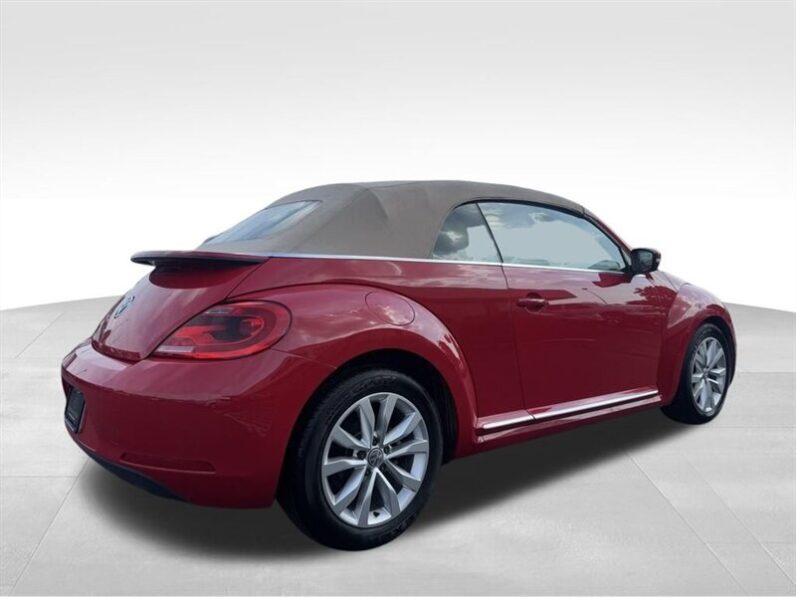 
								2013 Volkswagen Beetle Convertible 2.0 TDI full									