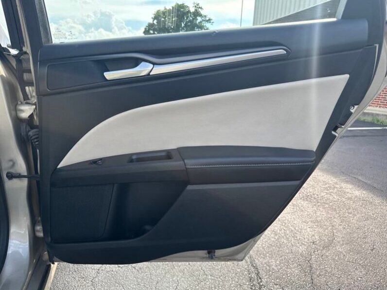 
								2017 Ford Fusion Titanium full									