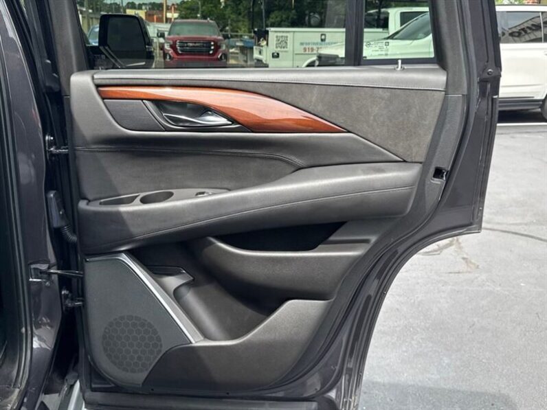 
								2016 Cadillac Escalade Luxury full									