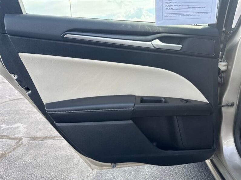 
								2017 Ford Fusion Titanium full									