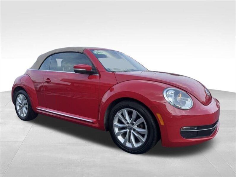 
								2013 Volkswagen Beetle Convertible 2.0 TDI full									