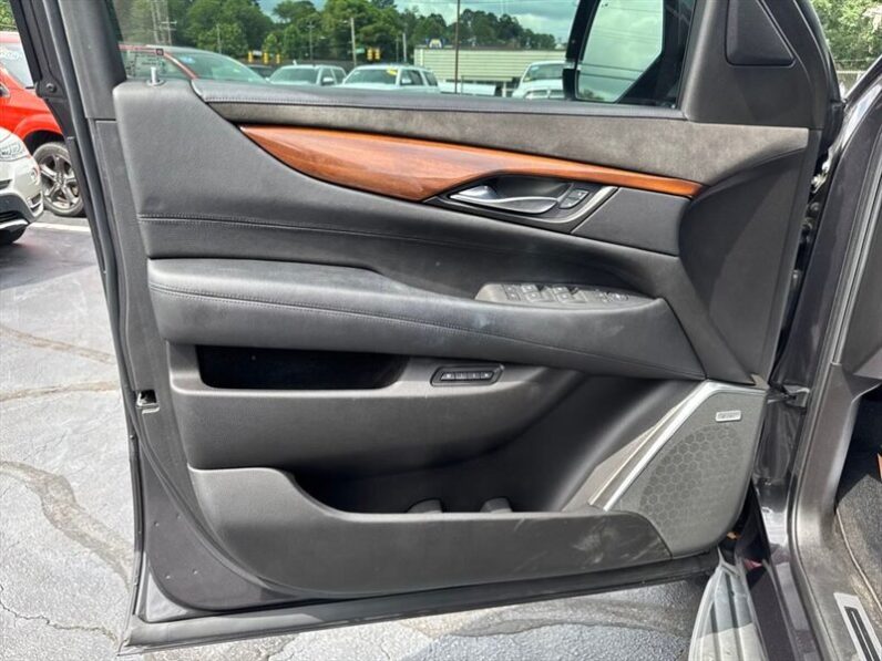 
								2016 Cadillac Escalade Luxury full									
