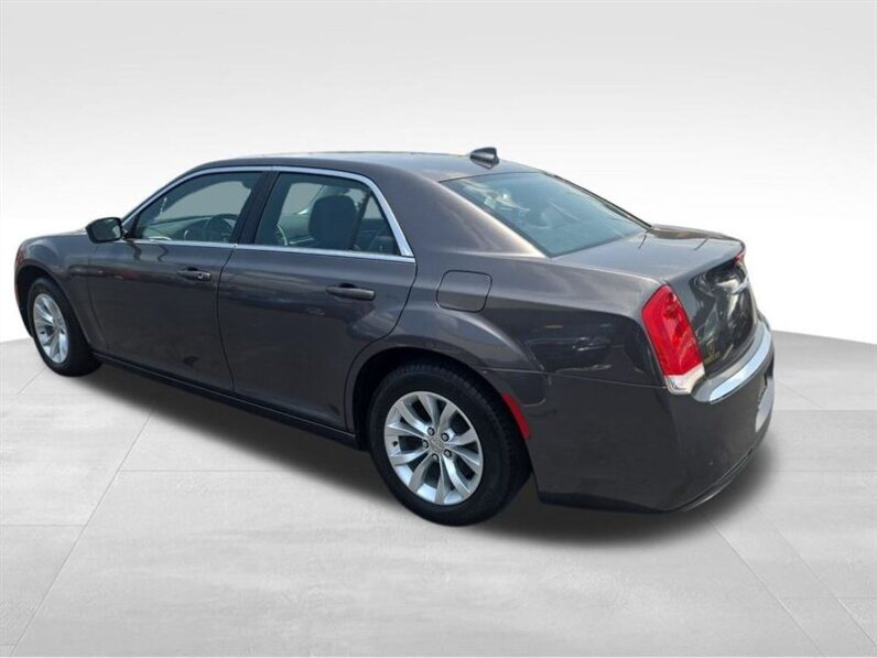 
								2015 Chrysler 300 Limited full									