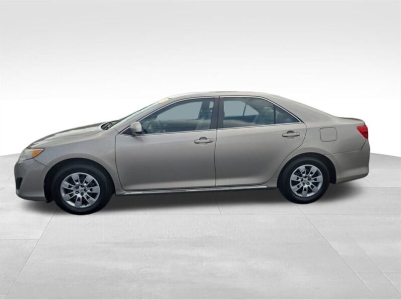 
								2013 Toyota Camry LE full									