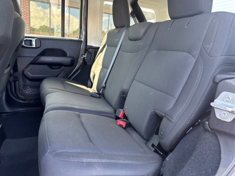 
								2018 Jeep Wrangler Unlimited Unlimited Sahara full									