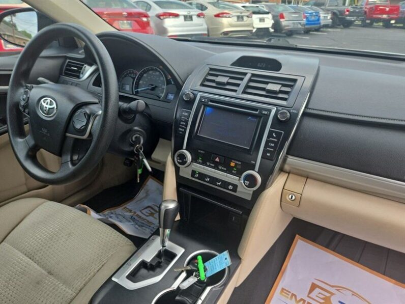 
								2013 Toyota Camry LE full									