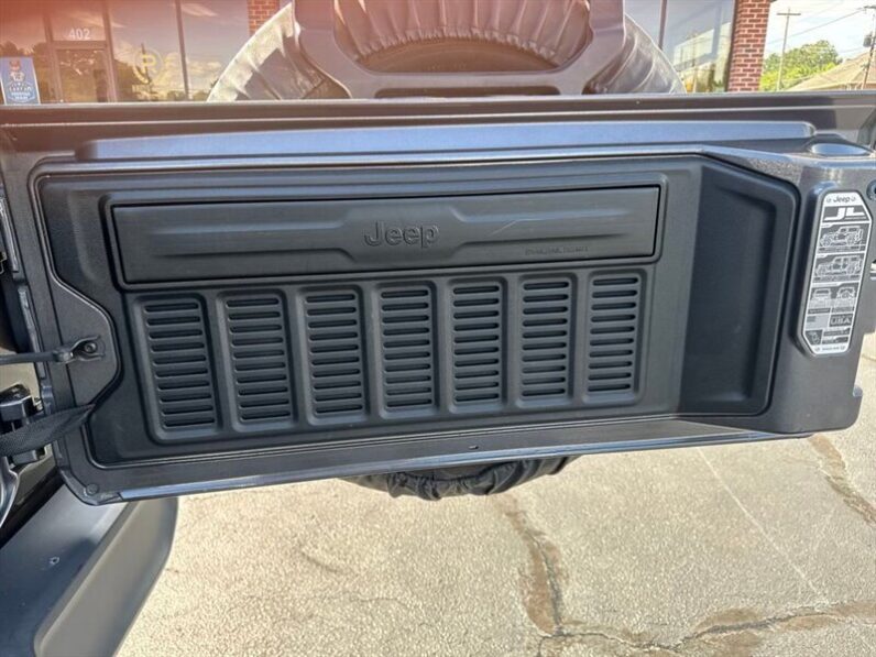 
								2018 Jeep Wrangler Unlimited Unlimited Sahara full									