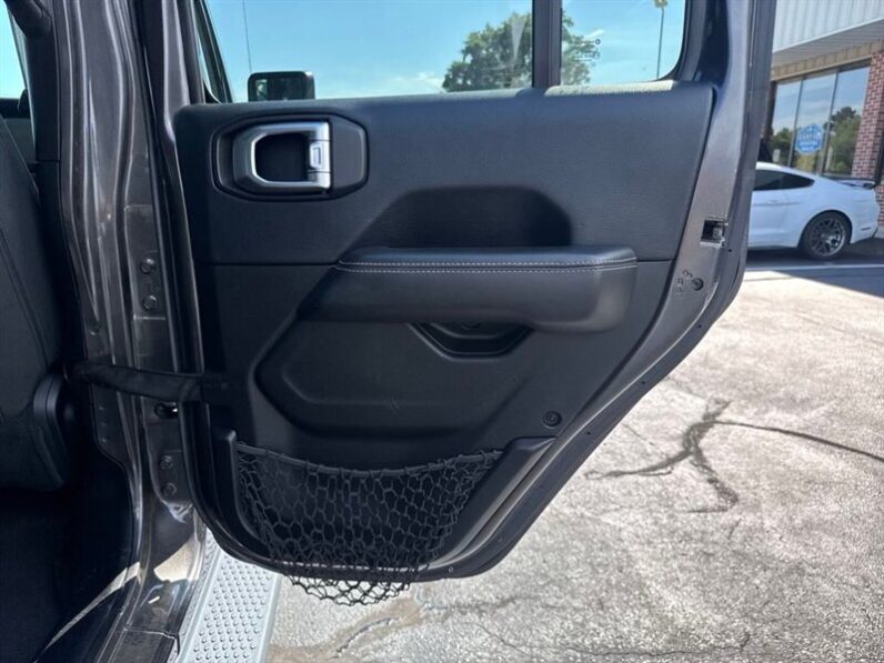 
								2018 Jeep Wrangler Unlimited Unlimited Sahara full									