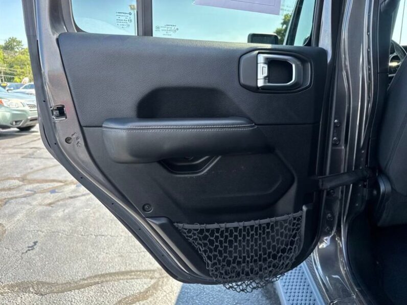 
								2018 Jeep Wrangler Unlimited Unlimited Sahara full									