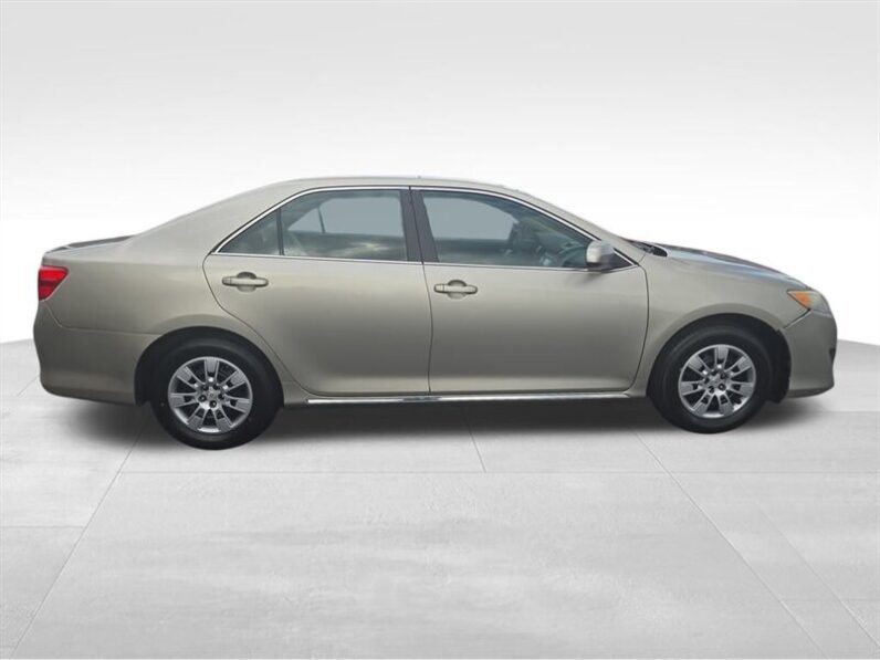 
								2013 Toyota Camry LE full									