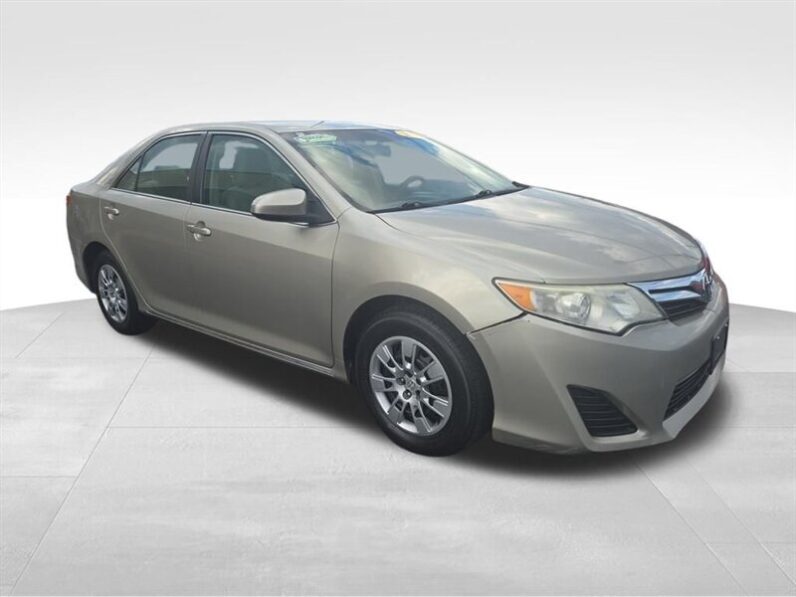 
								2013 Toyota Camry LE full									