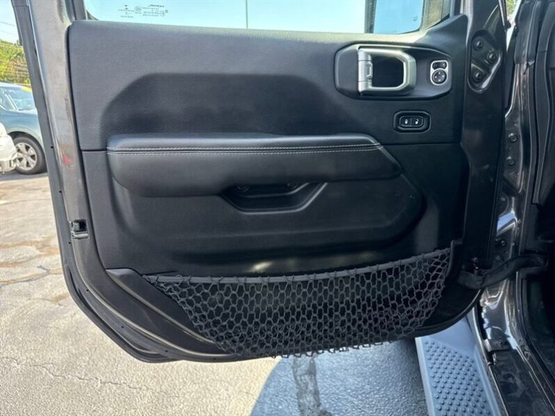 
								2018 Jeep Wrangler Unlimited Unlimited Sahara full									