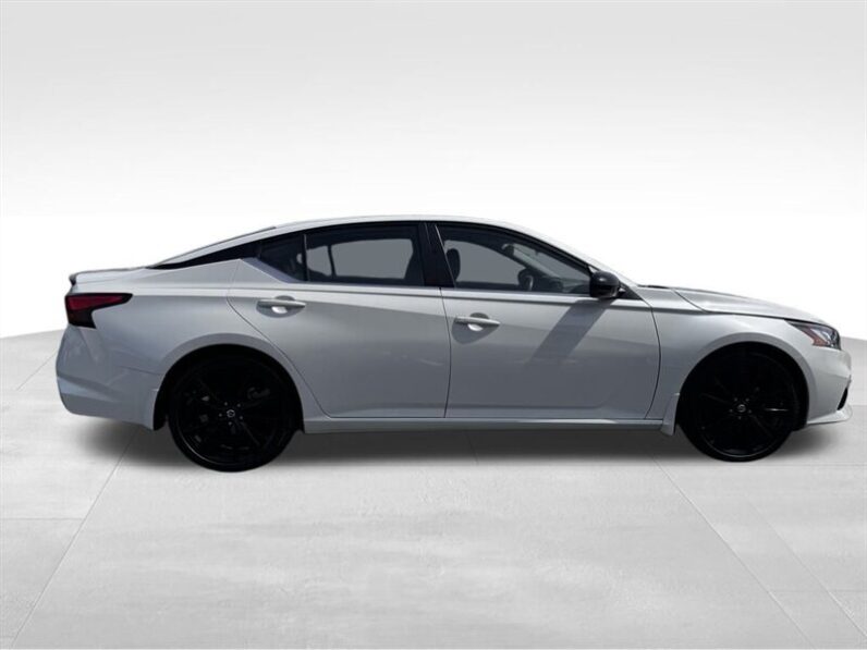 
								2022 Nissan Altima 2.5 SR full									