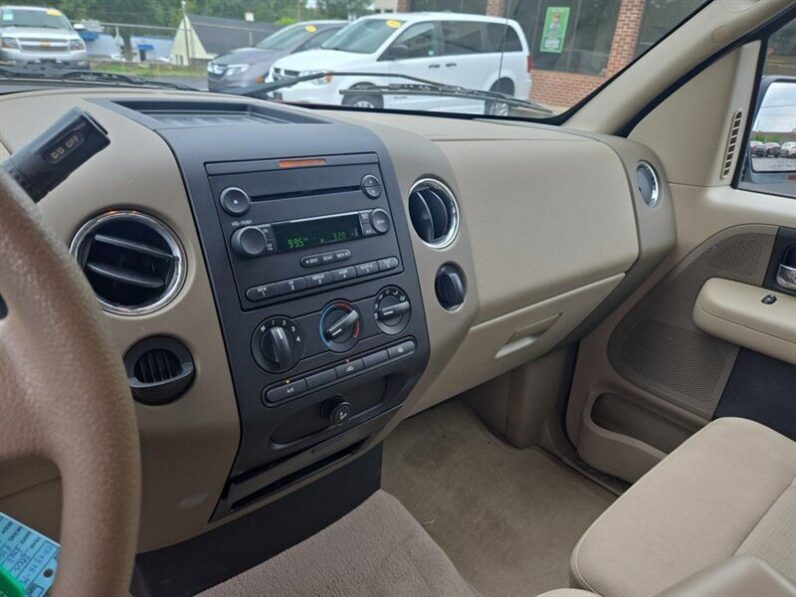 
								2005 Ford F-150 XLT full									
