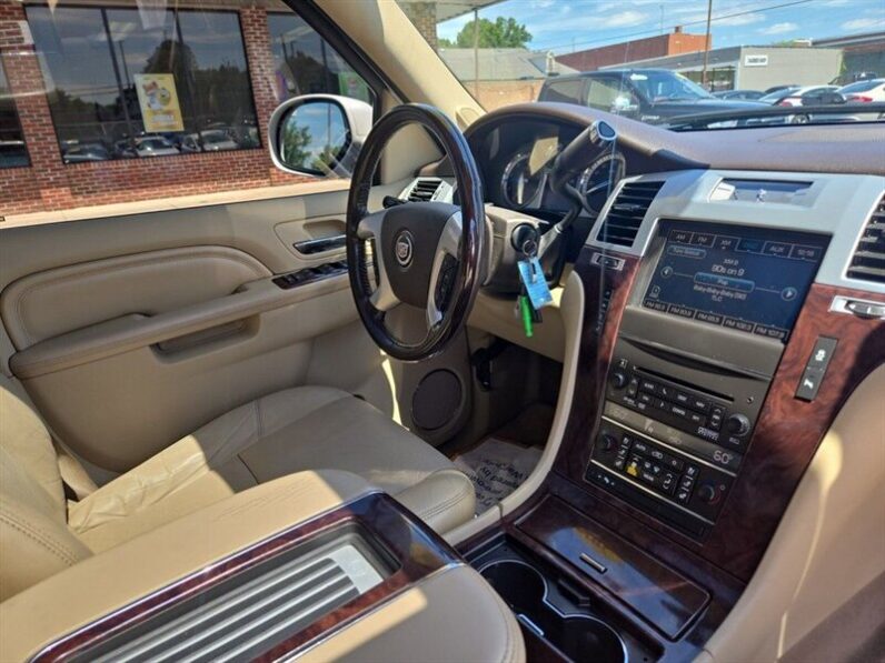 
								2012 Cadillac Escalade Luxury full									