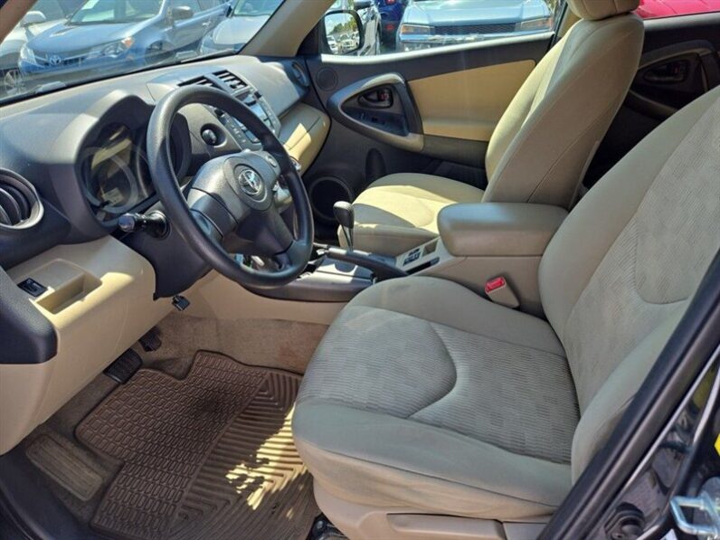 
								2011 Toyota RAV4 Base full									