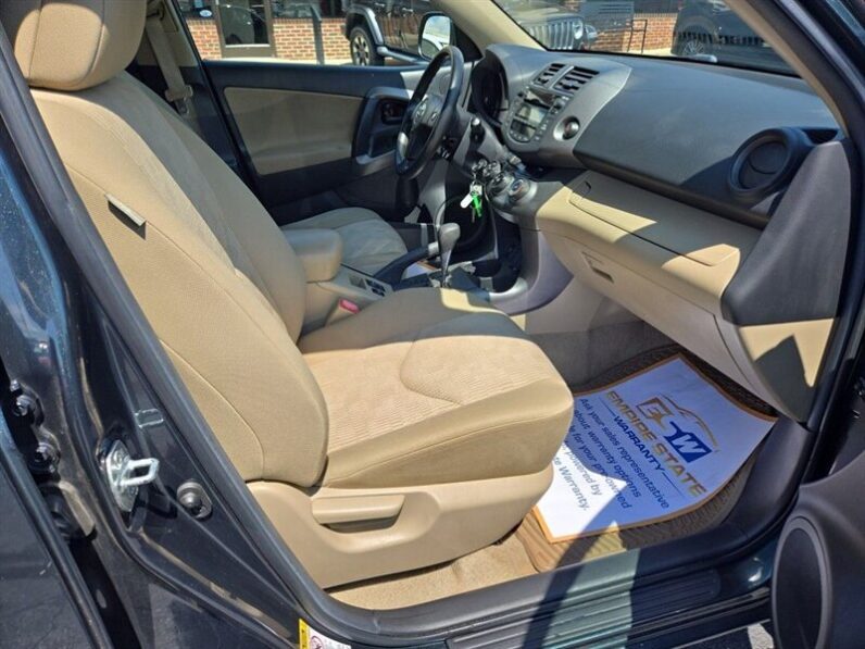 
								2011 Toyota RAV4 Base full									