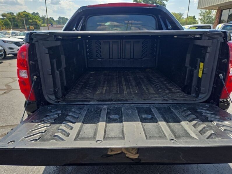 
								2013 Chevrolet Avalanche LTZ full									