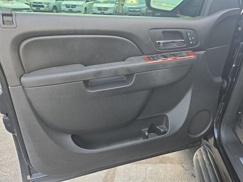 
								2013 Chevrolet Avalanche LTZ full									