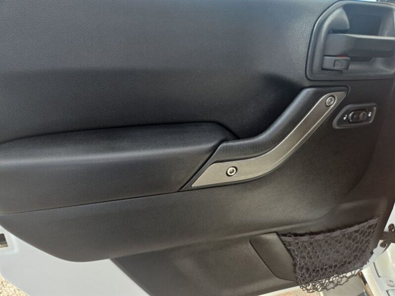 
								2014 Jeep Wrangler Unlimited Unlimited Sport full									