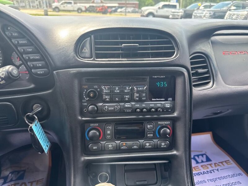 
								2003 Chevrolet Corvette Base full									