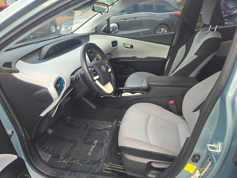 
								2018 Toyota Prius Three full									