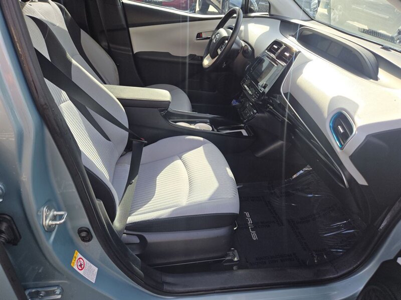 
								2018 Toyota Prius Three full									