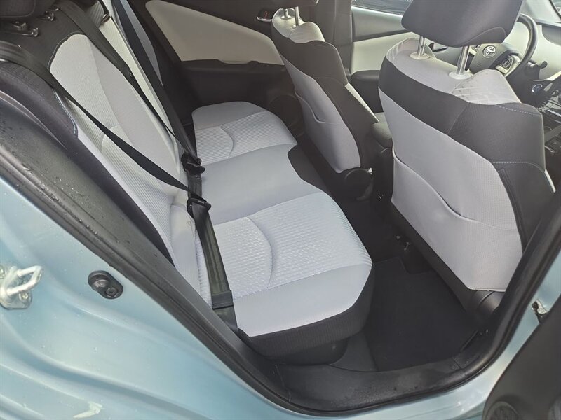 
								2018 Toyota Prius Three full									