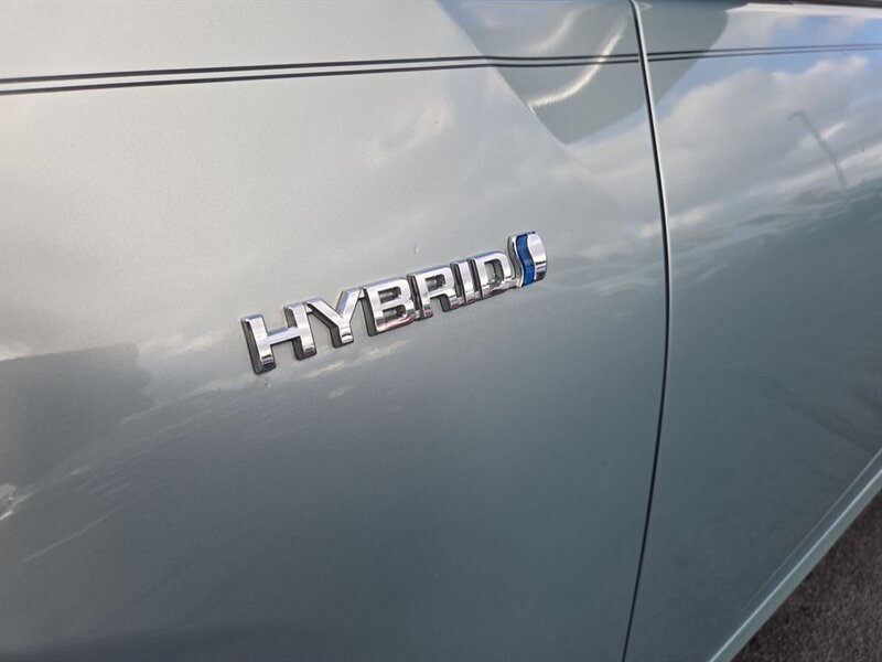 
								2018 Toyota Prius Three full									