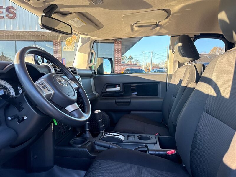 
								2014 Toyota FJ Cruiser Base full									