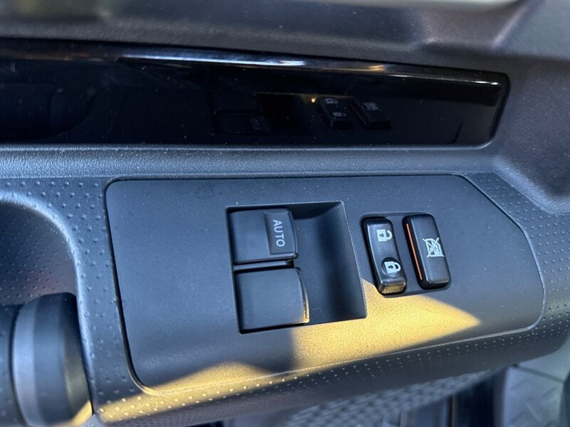 
								2014 Toyota FJ Cruiser Base full									