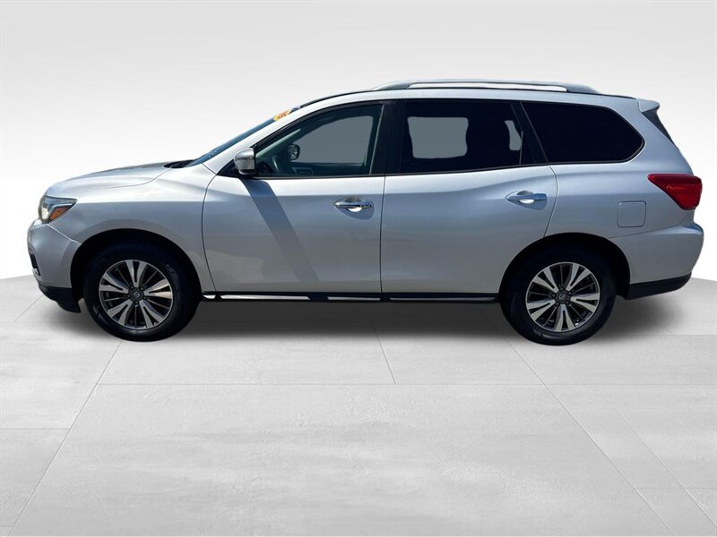 
								2017 Nissan Pathfinder SV full									