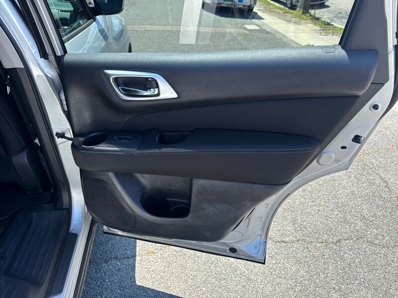 
								2017 Nissan Pathfinder SV full									
